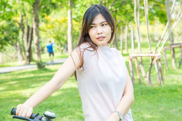 Jovens Mulheres Asiáticas Com Bicicleta Verde Prado Parque Público — Fotografia de Stock
