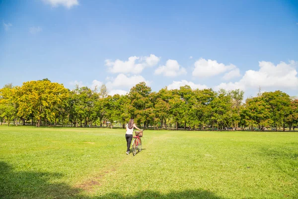 Jonge Aziatische Vrouwen Met Fiets Groene Weide Openbaar Park — Stockfoto