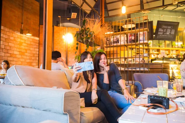 Hermosas Mujeres Asiáticas Tomar Foto Selfie Con Amigo Cafetería Concepto — Foto de Stock