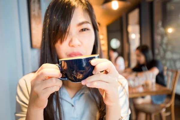 Zakelijke Vrouwen Houden Kopje Koffie Latte Vintage Café — Stockfoto