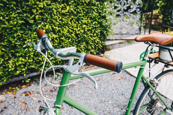 Staré Retro Bike Parkování Zahradě Café Zelené Pozadí — Stock fotografie