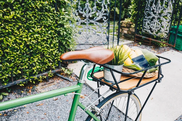 Staré Retro Bike Parkování Zahradě Café Zelené Pozadí — Stock fotografie
