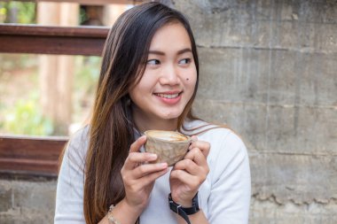 Genç güzel kadınlar latte vintage Cafe, gıda ve içecek kavramında kahve fincan ile