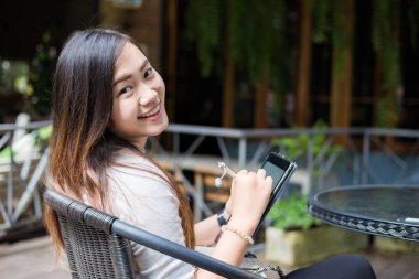 Girişimci kadınlar iş planı kafede yapmak için tablet kullanmak