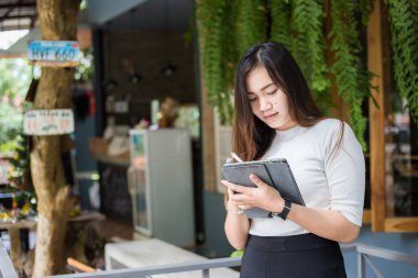 Girişimci kadınlar iş planı kafede yapmak için tablet kullanmak