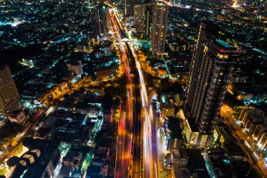 Gece trafik 3 açı Kavşağı yol araba ışık ile