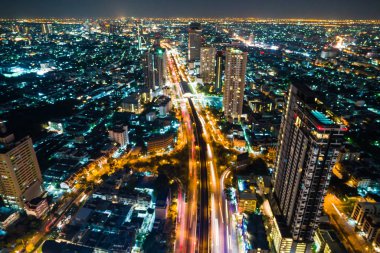 Gece trafik 3 açı Kavşağı yol araba ışık ile
