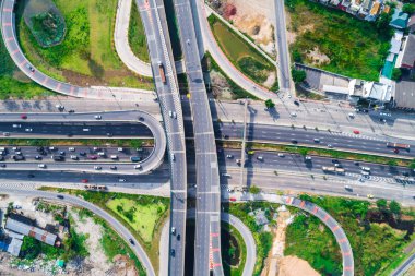 Hava trafik Kavşağı şehir yol görünümünü ile yeşil ağaç aşağı bakmak