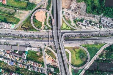 Hava trafik Kavşağı şehir yol görünümünü ile yeşil ağaç aşağı bakmak