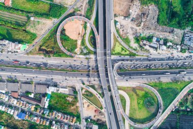 Ulaşım kesişim kırsal olan yol araba yeşil ağaç, taşıma kavramı yeşil