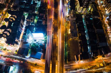 Gece trafik 3 açı Kavşağı yol araba ışık ile arka plan bulanık