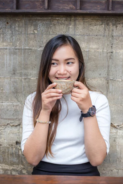 Giovani Belle Donne Con Tazza Caffè Latte Caffè Vintage Cibo — Foto Stock