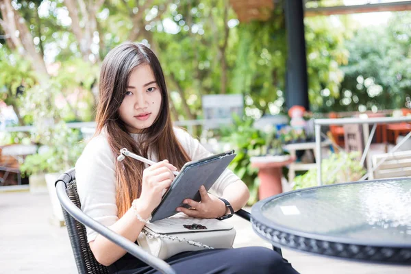 Entrepreneur Women Use Tablet Business Plan Making Cafe — Stock Photo, Image