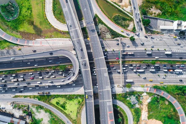 Encima de la intersección de transporte carretera rural con coche árbol verde —  Fotos de Stock