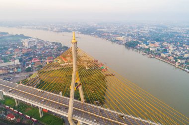 Modern köprü mimarisi ile Chao phra ya gündoğumu sırasında nehir Bangkok Tayland