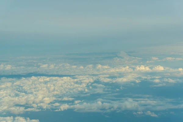 Błękitne niebo z flufy krajobraz natura — Zdjęcie stockowe