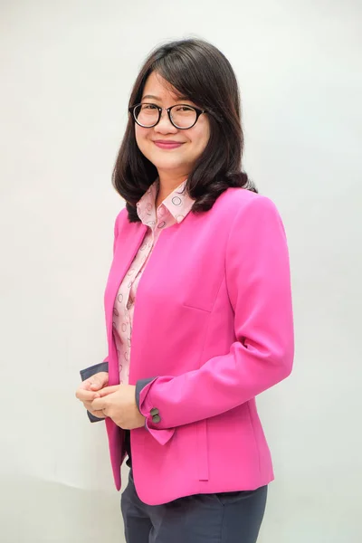 Moderna asiatiska kvinnor i rosa färg — Stockfoto