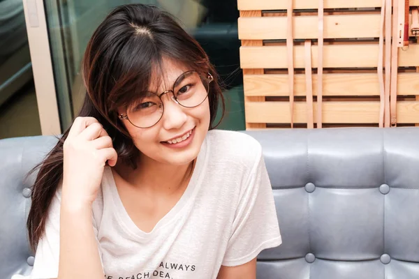 Belles lunettes asiatiques sexy femmes sur canapé vintage — Photo