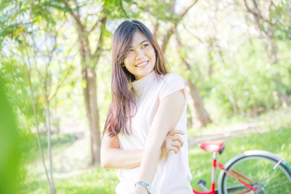 Belles femmes relaxantes dans un parc vert frais — Photo