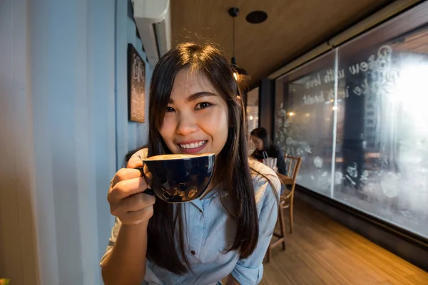 Biznes Kobieta Trzymać Filiżankę Kawy Latte Vintage Café — Zdjęcie stockowe