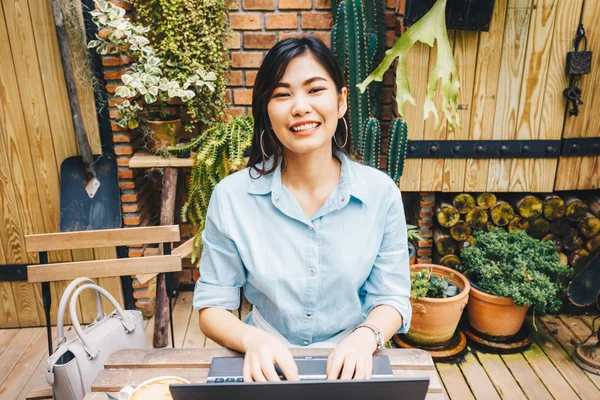 Las Mujeres Negocios Utilizan Ordenador Portátil Sentado Banco Cafetería Comunicación — Foto de Stock