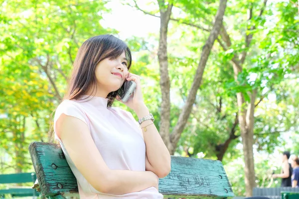 Smiling Women Relaxing Use Cellphone Public Park Siting Bench — Stock Photo, Image