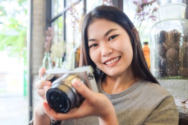 Womenholding kamera Cafe, fotoğrafçı aynasızlar kamera ile otururken moda kavramı