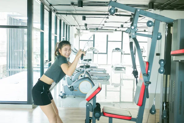 Kadın Fitness Salonunda Spor Sağlıklı Kadın Egzersiz — Stok fotoğraf