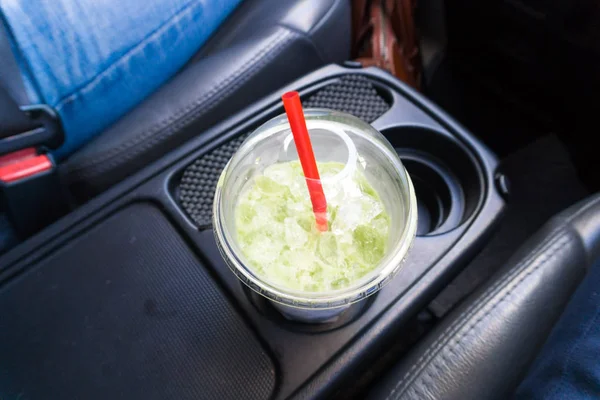 Sopir memegang minuman es di dalam mobil — Stok Foto