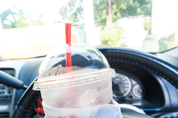 Sopir memegang minuman es di dalam mobil — Stok Foto
