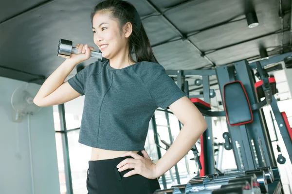 Mulheres Exercitando Com Halteres Metal Ginásio Moderno Wor Out Fitness — Fotografia de Stock