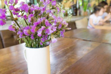 Rustik güzel çiçek buketi Cafe ahşap masa üzerinde