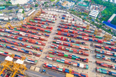 Dron, iş lojistik ithalat ihracat tradeport üstten görünüm içinde konteyner gemisi