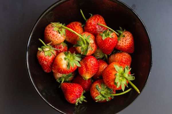 Strawberry Fresh Vitamin Fruit Bowl Top View Balck Plate — Stock Photo, Image