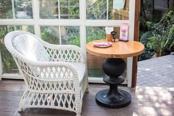 Mesa de café vazia com cadeira no café vintge — Fotografia de Stock
