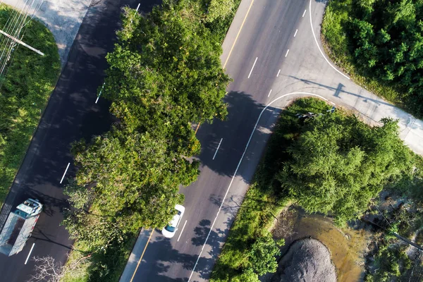 Visão aérea para baixo do caminho da estrada através da árvore — Fotografia de Stock