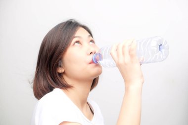 Beyaz arka plan üzerinde saf su içme Asyalı güzel kadın sağlıklı yaşam