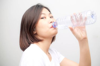 Beyaz arka plan üzerinde saf su içme Asyalı güzel kadın sağlıklı yaşam