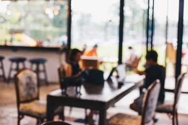 Birçok kişi kahve içme ile bulanık iç kahve dükkanı