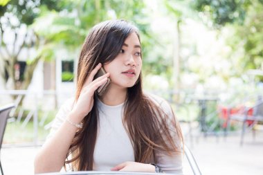 Genç çekici Asyalı kadınlar Smartphone'da kafe iletişim kavramı açık konuşmak