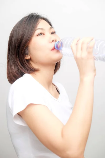 白い背景の上の純粋な水を飲むアジアの美しい女性の健康的な生活 — ストック写真