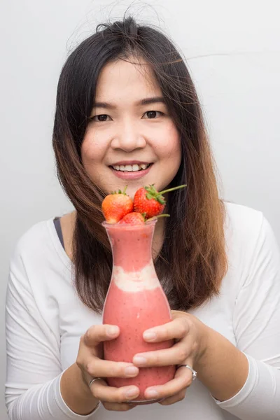 Αστεία Ασιατικές Γυναίκες Πίνοντας Σπιτικό Σπιτική Φραουλάδα Λευκό Φόντο — Φωτογραφία Αρχείου