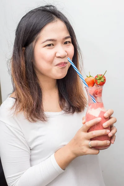 Funny Asiatiska Kvinnor Dricka Jordgubbe Smoothie Hemmagjord Vit Bakgrund — Stockfoto
