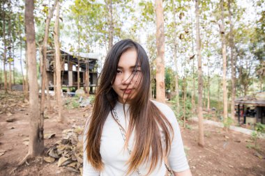 Asyalı kadınlar tik dağ orman rahatlatıcı hipster kadınlar