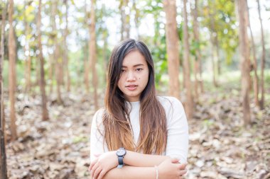 Asyalı kadınlar tik dağ orman rahatlatıcı hipster kadınlar