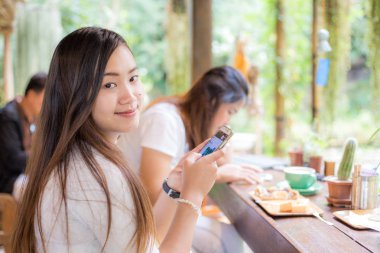 İş kadınları tablet ve birlikte arkadaşıyla kafede kavramı paylaşımı için konuşmaya kullanın