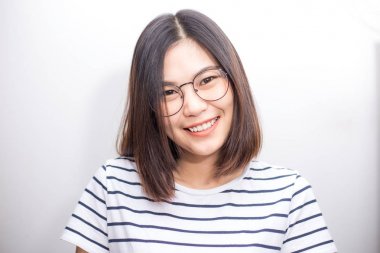 Göz glasse beyaz arka plan yarım portre üzerinde gülümseyen güzel Asyalı kadın giyim