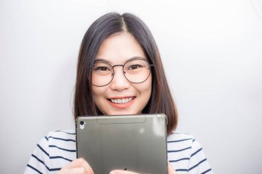 Beyaz arka plan üzerinde tablet aygıt iletişim kullanarak iş kadınları gülümseyen portresi