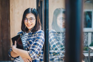 Tablet bilgisayar modern kafe, gülen kadınlar ile akıllı iş Asyalı kadınlar