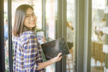 Akıllı iş Asyalı kadınlar modern Café tablet bilgisayar ile